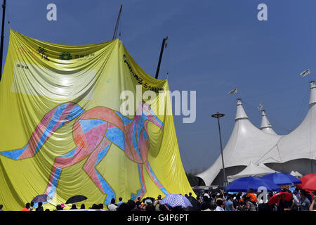 Pechino, Cina. 19 giugno 2016. Un gigante immagine di un cavallo è sollevato fino al Parco Chaoyang a Pechino Capitale della Cina, 19 giugno 2016. Per celebrare il successo 50 spettacoli del canadese horse show 'Cavalia' in Cina dal 28 aprile, un cavallo-attività di disegno si è tenuto qui oggi. © Jin Liangkuai/Xinhua/Alamy Live News Foto Stock