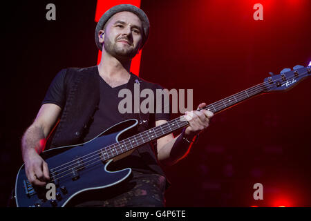 Milano Italia. Il 18 giugno 2016. La Italian pop/rock band MODÀ suona dal vivo sul palco allo Stadio San Siro durante la 'passione Maledetta Tour 2016' Credit: Rodolfo Sassano/Alamy Live News Foto Stock