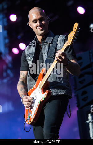 Milano Italia. Il 18 giugno 2016. La Italian pop/rock band MODÀ suona dal vivo sul palco allo Stadio San Siro durante la 'passione Maledetta Tour 2016' Credit: Rodolfo Sassano/Alamy Live News Foto Stock