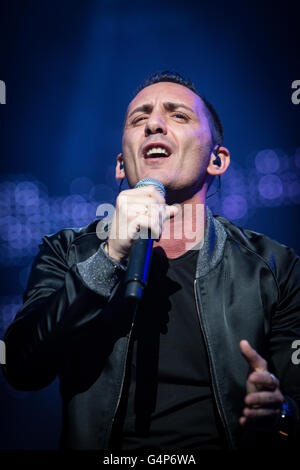 Milano Italia. Il 18 giugno 2016. La Italian pop/rock band MODÀ suona dal vivo sul palco allo Stadio San Siro durante la 'passione Maledetta Tour 2016' Credit: Rodolfo Sassano/Alamy Live News Foto Stock