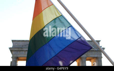 Berlino, Germania. Il 18 giugno, 2016. Una bandiera arcobaleno può essere visto durante la veglia " Berlino per Orlando' alla Porta di Brandeburgo per commemorare il 49 vittime del tiro di Orlando a Berlino (Germania), 18 giugno 2016. Foto: Joerg Carstensen/dpa/Alamy Live News Foto Stock