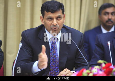 Mumbai, Maharashtra, India. 29 ott 2013. 29 ott 2013 - Mumbai - India.Governatore della Reserve Bank of India, Raghuram Rajan risolve una conferenza stampa su India di politiche economiche a RBI sede a Mumbai. © Subhash Sharma/ZUMA filo/Alamy Live News Foto Stock