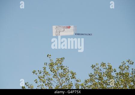 Coney Island, New York, Stati Uniti d'America. Il 18 giugno, 2016. Nessuna violenza pistola flying banner dal piano Credito: simon leigh/Alamy Live News Foto Stock