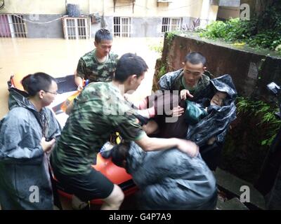 Jingdezhen. 19 giugno 2016. I soldati di salvataggio residenti intrappolati in un gommone Jingdezhen, Cina orientale della provincia di Jiangxi. Il provinciale osservatorio meteorologico ha emesso un allarme giallo su acquazzone Domenica. Credito: Yu Xiaoqing/Xinhua/Alamy Live News Foto Stock