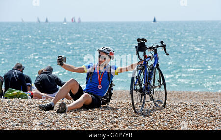 Brighton, Regno Unito. Il 19 giugno 2016. Testa di ciclisti per la spiaggia dopo aver completato l annuale British Heart Foundation Londra a Brighton in bicicletta in bel tempo oggi Credito: Simon Dack/Alamy Live News Foto Stock