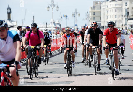Brighton, Regno Unito. Il 19 giugno 2016. I ciclisti attraversare la linea di finitura insieme dopo aver completato l annuale British Heart Foundation Londra a Brighton in bicicletta in bel tempo oggi Credito: Simon Dack/Alamy Live News Foto Stock