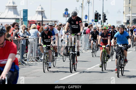 Brighton, Regno Unito. Il 19 giugno 2016. I ciclisti in prossimità della linea di finitura come completano l annuale British Heart Foundation Londra a Brighton in bicicletta in una bella giornata di sole oggi Credito: Simon Dack/Alamy Live News Foto Stock