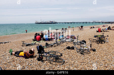 Brighton, Regno Unito. Il 19 giugno 2016. I ciclisti prendere un periodo di riposo sulla spiaggia dopo aver completato l annuale British Heart Foundation Londra a Brighton in bicicletta in una bella giornata di sole oggi Credito: Simon Dack/Alamy Live News Foto Stock