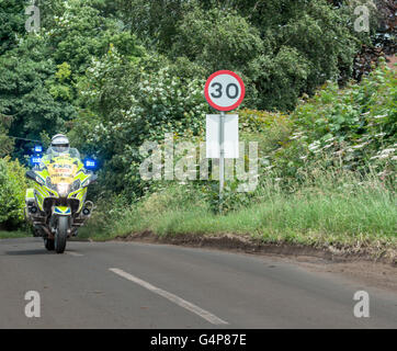 Pipewell, Northamptonshire, Regno Unito. 19 giugno 2016. La polizia outriders preparare un modo per il 2016 Aviva tour, la Gran Bretagna è più grande delle donne gara di ciclo, come si arriva attraverso il villaggio di Pipewell, Northamptonshire, domenica 19 giugno, il giorno finale dell'evento. Credito: miscellanea/Alamy Live News Foto Stock