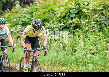 Pipewell, Northamptonshire, Regno Unito. 19 giugno 2016. Il leader di una pausa di distanza gruppo di sette al 2016 Aviva tour, la Gran Bretagna è più grande donna cycle race, gite fuori del villaggio di Pipewell, Northamptonshire, domenica 19 giugno, il giorno finale dell'evento. Credito: miscellanea/Alamy Live News Foto Stock