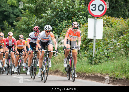 Pipewell, Northamptonshire, Regno Unito. 19 giugno 2016. Il peloton al 2016 Aviva tour, la Gran Bretagna è più grande donna cycle race, gite fuori del villaggio di Pipewell, Northamptonshire, domenica 19 giugno, il giorno finale dell'evento. Credito: miscellanea/Alamy Live News Foto Stock