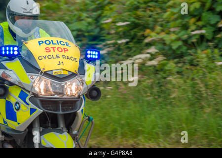 Pipewell, Northamptonshire, Regno Unito. 19 giugno 2016. La polizia outriders preparare un modo per il 2016 Aviva tour, la Gran Bretagna è più grande delle donne gara di ciclo, come si arriva attraverso il villaggio di Pipewell, Northamptonshire, domenica 19 giugno, il giorno finale dell'evento. Credito: miscellanea/Alamy Live News Foto Stock