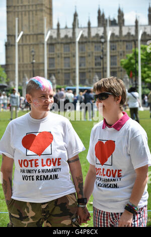 La piazza del Parlamento, Londra, Regno Unito. Il 19 giugno 2016. Guinness World Record kissing catena in piazza del Parlamento come una immagine della Comunità Foto Stock