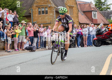 Northamptonshire, Regno Unito Domenica 19 giugno 2016. Aviva donna Tour, fase 5. Northampton a Kettering a distanza di 113.2 km o 70,4 miglia, iniziando a Towcester rd, Northampton e finitura in luogo di mercato, Kettering. Piloti attraversando East Haddon 29,2 miglia in gara, UCI donna WorldTour. Credito: Keith J Smith./Alamy Live News Foto Stock