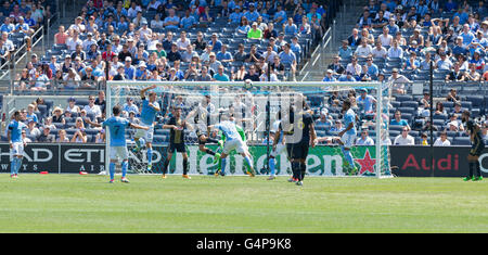 New York, Stati Uniti d'America. Il 18 giugno, 2016. Unione di Philadelphia attacchi di squadra durante il gioco MLS contro NYC FC su Yankee Stadium di New York ha vinto FC 3 - 2 Credito: lev radin/Alamy Live News Foto Stock