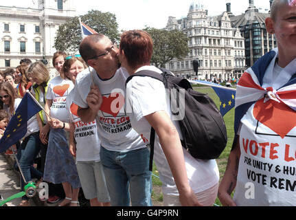 Londra, Regno Unito. 19 giugno 2016. Centinaia di londinesi si sono riuniti in piazza del Parlamento a prendere parte in "Kissing contro Brexit'. La catena umana a Londra è stata unita tramite i-pad a Roma, Parigi e Berlino, continuando la catena di baciare in tutta Europa, che ha rotto il Guinness World Record Credito: Jay Shaw-Baker/Alamy Live News Foto Stock