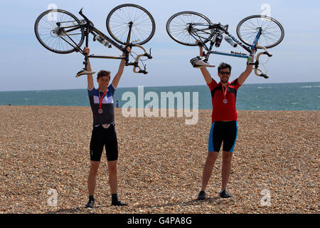 Brighton, Regno Unito. 19 giugno 2016. Celebrazioni alla fine della Londra a Brighton in bicicletta. Credito: Groombridge/Alamy Live News Foto Stock