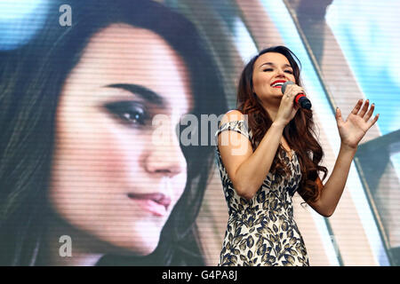 Londra, Regno Unito. Il 19 giugno 2016. Samantha Barks effettuando al West End Live in Trafalgar Square, Londra Credito: Paul Brown/Alamy Live News Foto Stock