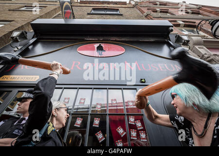 Londra, Regno Unito. 19 giugno 2016. I manifestanti da 'Class War' continuare le manifestazioni al di fuori del Jack lo Squartatore Museo sul cavo Street nella zona est di Londra Credito: Guy Corbishley/Alamy Live News Foto Stock