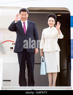 Varsavia, Polonia. 19 giugno 2016. Il presidente cinese Xi Jinping (L) e sua moglie Peng Liyuan wave come essi arrivano all'aeroporto di Varsavia, Polonia, 19 giugno 2016. Xi Jinping è arrivato a Varsavia domenica per una visita di Stato in Polonia. Credito: Xie Huanchi/Xinhua/Alamy Live News Foto Stock