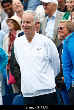 Queens Club di Londra, Regno Unito. 19 giugno 2016. Aegon Queens Tennis Championships giorno sette. Ex Regina e vincitore di Wimbledon, John McEnroe, allenatore di Milos Raonic (CAN) ride come Andy Murray (GBR) celebra la sua vittoria su Milos Raonic (CAN) in finale al Queens. Murray ha ora vinto l'evento per registrare il quinto tempo. Andy Murray ha vinto in tre set 6-7 6-4 6-3 . Credito: Azione Sport Plus/Alamy Live News Foto Stock