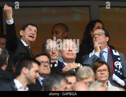 Lille, Francia. 19 giugno 2016. Il Presidente francese Francois Hollande (R) e la Federazione francese di calcio presidente Noel Le Graet (4-L) frequentano thepreliminary round match tra la Svizzera e la Francia a Pierre Mauroy stadium di Lille in Francia, 19 Giugno, 2016. Foto: Marius Becker/dpa/Alamy Live News Foto Stock