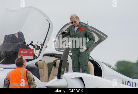 RAF Gosford, UK. Il 19 giugno 2016. Star televisiva Carol Vorderman RAF onorario ambasciatore per l'aria di cadetti di Carol la prima donna gruppo onorario capitano volare in alla base RAF aiutando celebrare il 75° anniversario dei cadetti all annuale Air show. Credito: Clifford Norton/Alamy Live News Foto Stock