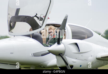 RAF Gosford, UK. Il 19 giugno 2016. Star televisiva Carol Vorderman RAF onorario ambasciatore per l'aria di cadetti di Carol la prima donna gruppo onorario capitano volare in alla base RAF aiutando celebrare il 75° anniversario dei cadetti all annuale Air show. Credito: Clifford Norton/Alamy Live News Foto Stock