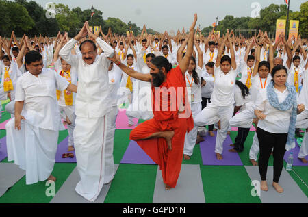 New Delhi, India. 19 giugno 2016. Indiano guru yoga di Baba Ram Dev (C) conduce le prove di un collettivo di sessione di yoga in anticipo della International Yoga giorno a Rajpath a Nuova Delhi, India, 19 giugno 2016. La International Yoga Giornata sarà celebrata il 21 giugno. © Stringer/Xinhua/Alamy Live News Foto Stock