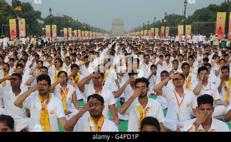 New Delhi, India. 19 giugno 2016. Le persone che frequentano la prova di un collettivo di sessione di yoga in anticipo della International Yoga giorno a Rajpath a Nuova Delhi, India, 19 giugno 2016. La International Yoga Giornata sarà celebrata il 21 giugno. © Stringer/Xinhua/Alamy Live News Foto Stock