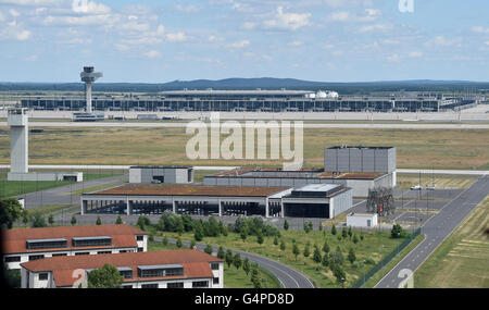 Una foto datata 16 giugno 2016 mostra il futuro di capitale airpiort Willy Brandt in Schoenefeld di Berlino, Germania. Foto: Bernd Settnik/dpa Foto Stock