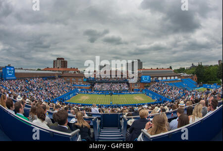 La Queen's Club, Londra UK. Il 19 giugno 2016. Riempito Centre Court per le finali match tra Andy Murray (GBR) e Milos Raonic (CAN). Credito: sportsimages/Alamy Live News. Foto Stock