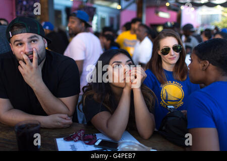 Oakland, la California, Stati Uniti d'America. 19 giugno 2016. Ventole di guerrieri di reagire ad una perdita vicino ai cavalieri in NBA Finals Campionato di gioco. Credito: Giovanni Orvis/Alamy Live News Foto Stock