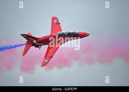 RAF Cosford, Wolverhampton, Regno Unito. 19 giugno 2016. Le frecce rosse impressionato gli spettatori con il loro display. Credito: Uwe Deffner/Alamy Live News Foto Stock