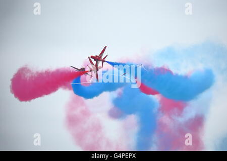 RAF Cosford, Wolverhampton, Regno Unito. 19 giugno 2016. Le frecce rosse impressionato gli spettatori con il loro display. Credito: Uwe Deffner/Alamy Live News Foto Stock