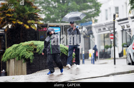 Eastbourne Sussex Regno Unito 20 Giugno 2016 - Battaglia di persone attraverso la pioggia torrenziale in Eastbourne oggi il giorno del solstizio d'estate come fiammeggiante giugno meteo continua in Gran Bretagna Credito: Simon Dack/Alamy Live News Foto Stock