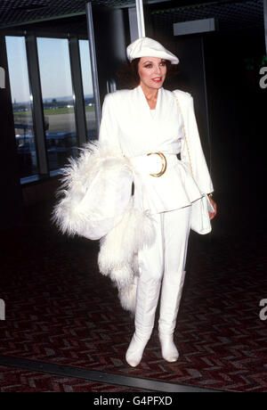 L'attrice britannica Joan Collins, regina delle stelle del sapone, è all'altezza della sua immagine glamour all'arrivo a Heathrow, Londra, da Los Angeles. Foto Stock