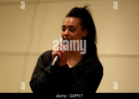 Rugby Expo 2011 - giorno due - Twickenham. Un cantante suona durante il secondo giorno del Rugby Expo a Twickenham Foto Stock