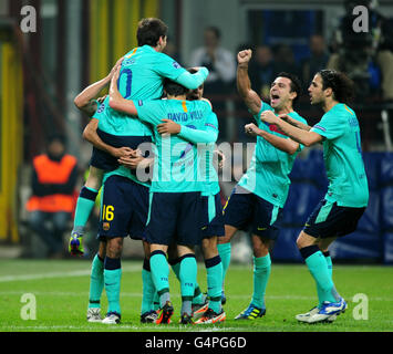 Calcio - UEFA Champions League - Gruppo H - AC Milan / Barcellona - Giuseppe Meazza. Lionel messi di Barcellona (a sinistra) celebra il secondo obiettivo del gioco del suo lato con i compagni di squadra Foto Stock