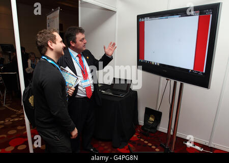 Rugby Expo 2011 - primo giorno - Twickenham. Un delegato si avvale di un tutorial sul primo giorno del Rugby Expo 2011 Foto Stock