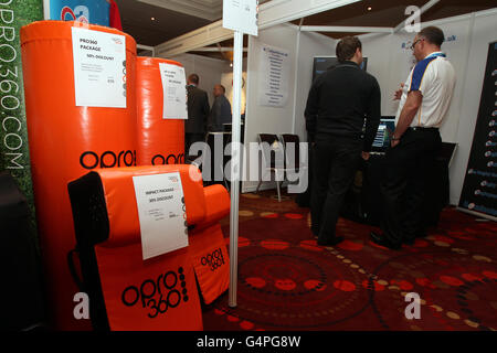 Rugby Expo 2011 - primo giorno - Twickenham. L'attrezzatura Opro in mostra il primo giorno del Rugby Expo 2011 Foto Stock