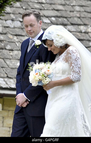 Immagine del file, datata 11/06/2011. Lily Allen e il suo nuovo marito Sam Cooper lasciano St James la Grande Chiesa a Cranham dopo il loro matrimonio. Foto Stock