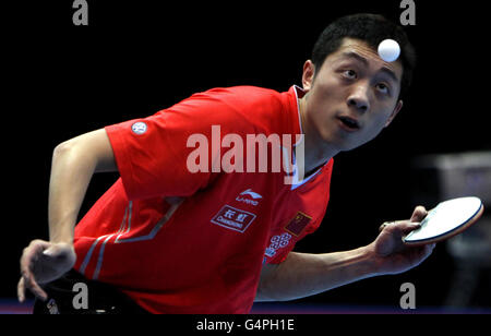 Xu Xin della Cina durante il suo quarto finale di gioco contro il Wang Hao della Cina durante le finali di Grand Tour ITTF Pro all'Excel Arena di Londra. Foto Stock