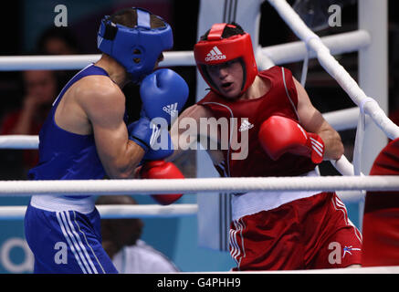 Martin Ward (a destra) in azione durante la sua vittoria nella finale di Men's Light (60KG) contro Eugen Burhard in Germania durante il Boxing International Invitational all'Excel Arena di Londra. Foto Stock