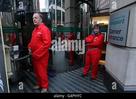 I manifestanti di Greenpeace bloccano l'ingresso al Dipartimento per i trasporti di Horseferry Road, Londra, dopo aver dichiarato che i documenti rilasciati hanno dimostrato come i funzionari del dipartimento dei trasporti stiano lavorando contro una proposta europea chiave che avrebbe bloccato il petrolio di sabbie bituminose, il petrolio più sporco del mondo, Dalla fine in pompe di benzina in tutta Europa. Foto Stock