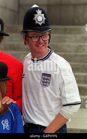 Chris Evans, capo della radio Virgin, ha partecipato a una fotocellula presso la fa Premier League Hall of Fame di Londra, alla quale hanno partecipato anche le ex star del calcio inglese Peter Beardsley e Sir Geoff Hurst, nonché il presentatore di sport televisivi Gabby Yorath e l'attrice Isla Fisher. Foto Stock