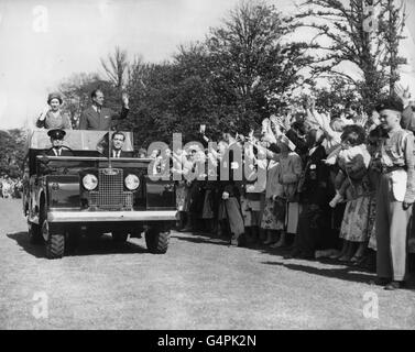 La regina Elisabetta II e il duca di Edimburgo guidano in una Land Rover attraverso il Cambridge Park nel Porto di San Pietro, Guernsey. Foto Stock