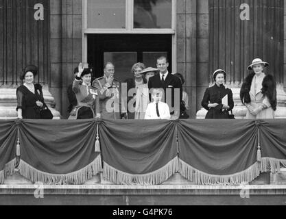 Regina Elisabetta II, con altri membri della Famiglia reale sul balcone di Buckingham Palace, dopo la prima Trooping la cerimonia del colore del suo regno. Da sinistra a destra; la Regina Madre, la Regina, Duca di Gloucester (sigaretta fumante), la Marchesa di Carisbrooke, la Principessa reale, il Duca di Edimburgo, e di fronte, il Principe Richard di Gloucester, la Principessa Margaret e la Signora Patricia Ramsay. Foto Stock