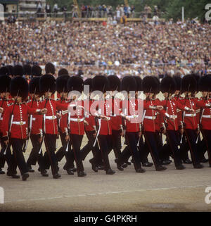 La marcia passata da Guardie durante la cerimonia Trooping the Color a Londra. Foto Stock