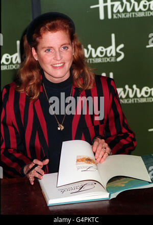 La duchessa di York. La duchessa di York firma una copia del suo nuovo libro 'Travels with Queen Victoria' ad Harrods in Knightsbridge. Foto Stock